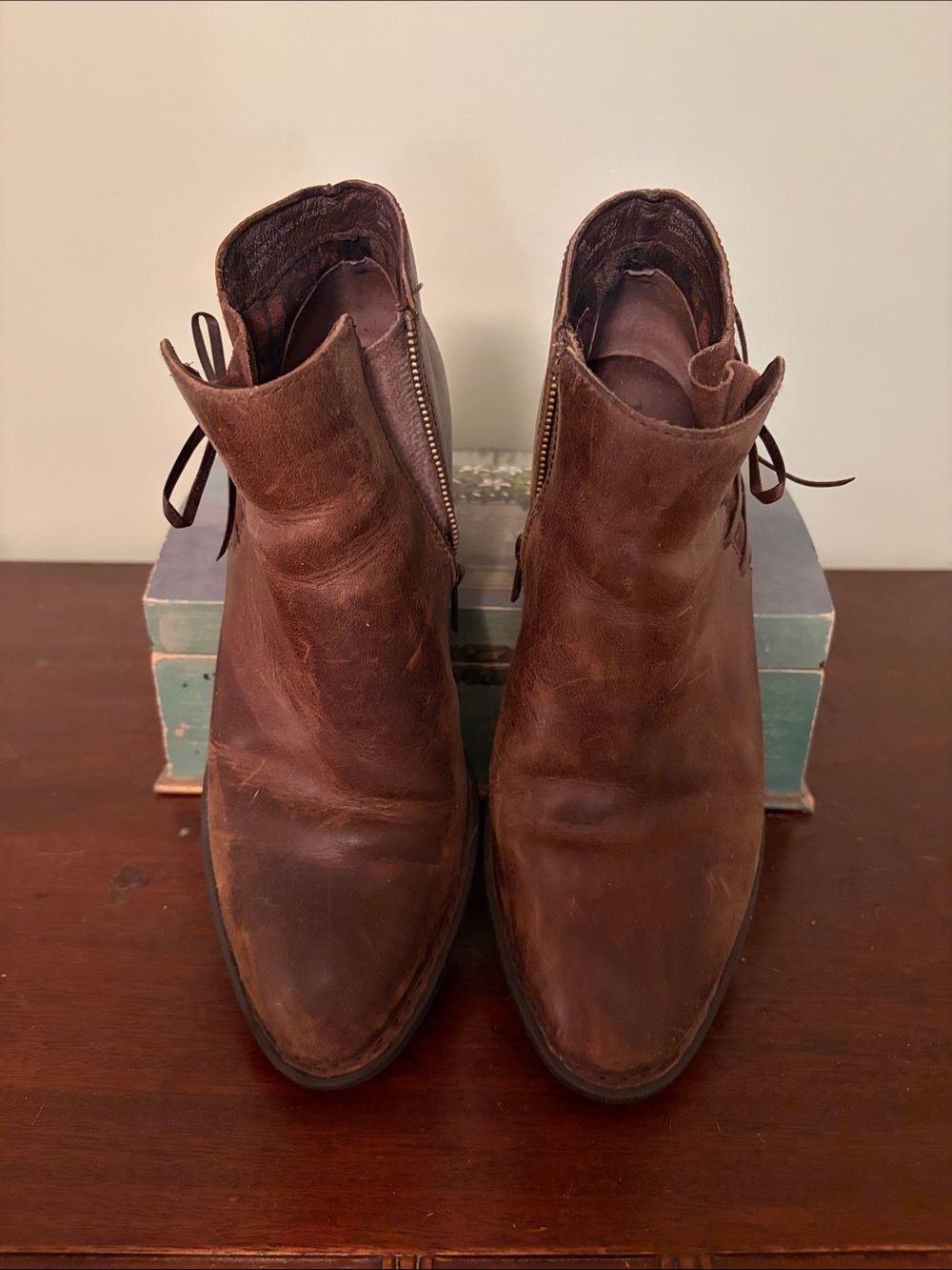 Borne ankle boots with bow